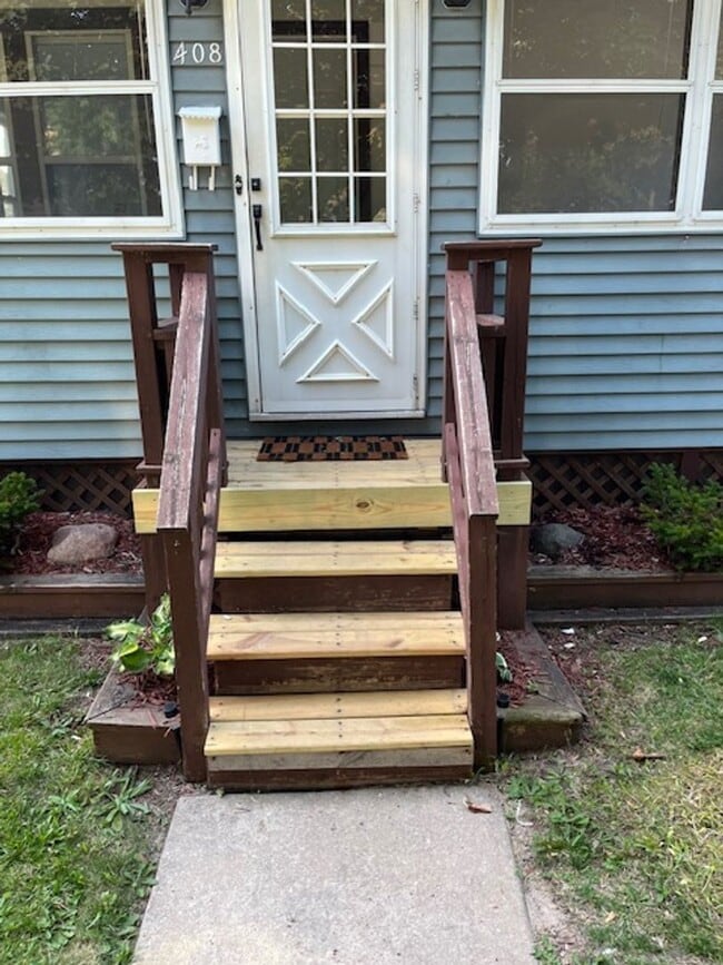 Building Photo - 3 Bedroom 2 Bathroom Single Family Home Av...