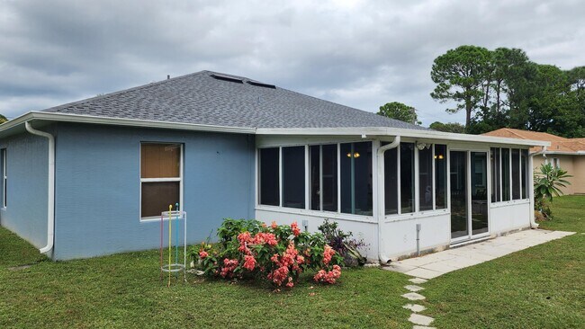 Building Photo - 562 SE Majestic Terrace