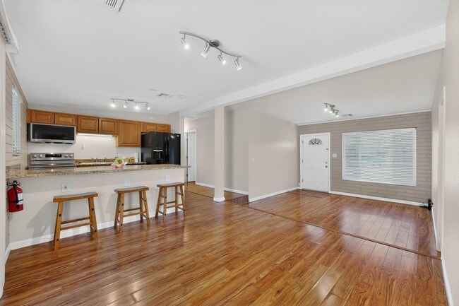 Building Photo - 1237 Pitt St NE