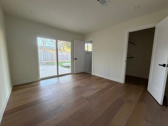 Building Photo - 2618 Pine Village Dr