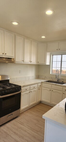 Building Photo - 950 N Kingsley Dr