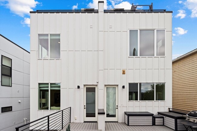 Building Photo - Bright & Charming 2bed/2bath Townhome in P...