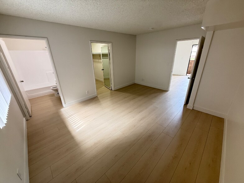 Building Photo - 15020 Burbank Blvd