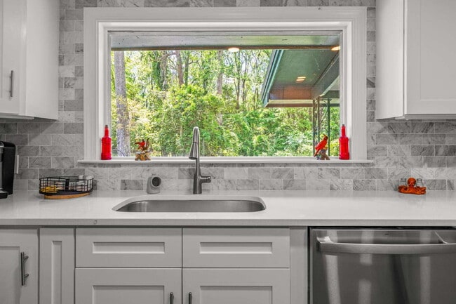 Building Photo - "Charming 3-Bedroom, 2.5-Bath Home Now Ava...