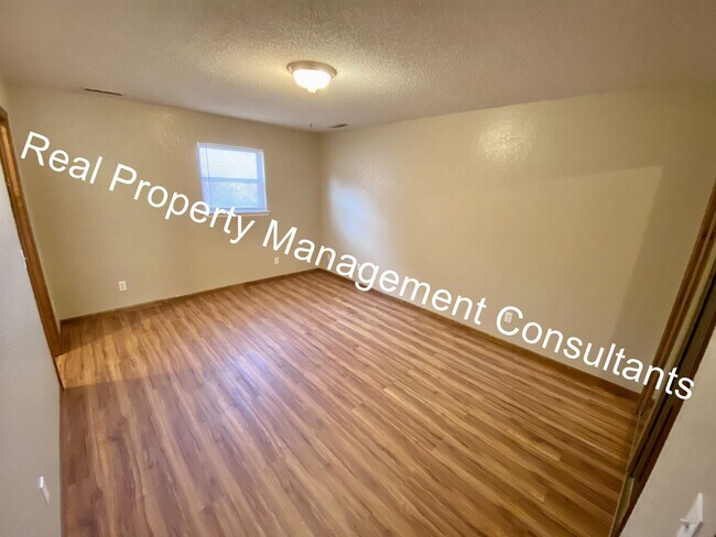 Building Photo - Redbud Ridge 7