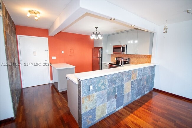 Building Photo - 110 S Shore Dr