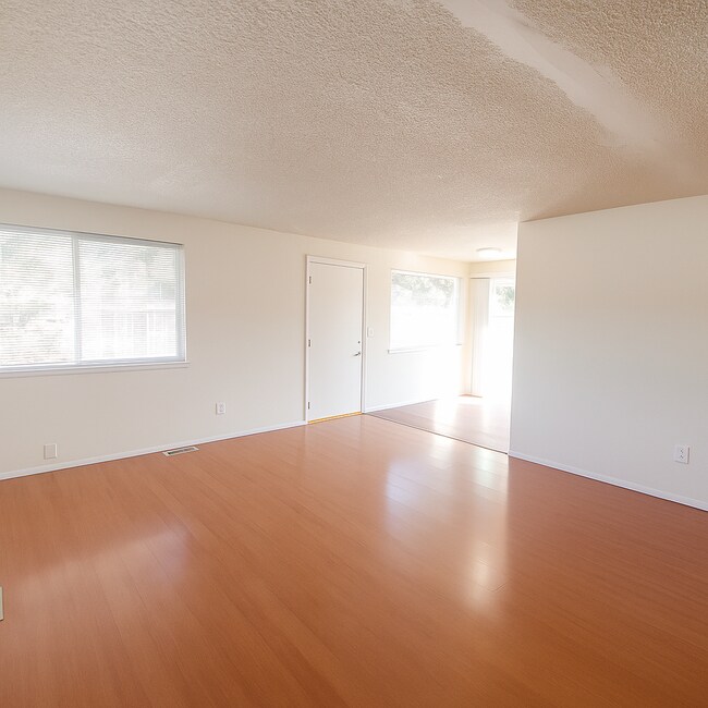 Building Photo - 2 bedroom 1 bath, pet-friendly, duplex uni...