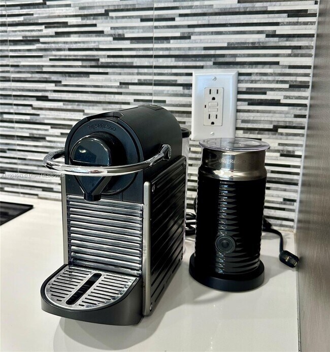 Building Photo - 7661 NW 107th Ave