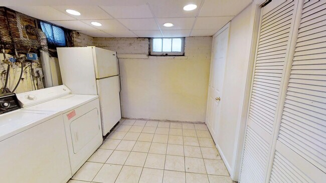 Building Photo - 222 E 16th Ave