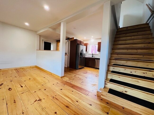 Building Photo - 88 Miller St