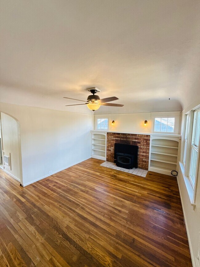Building Photo - Charming bungalow with off street parking ...