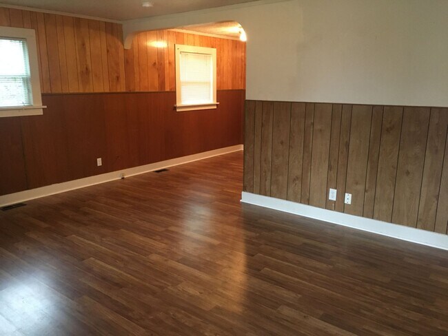 Building Photo - 2 bed, 1 bath Located in Sumner Neighborhood!!!
