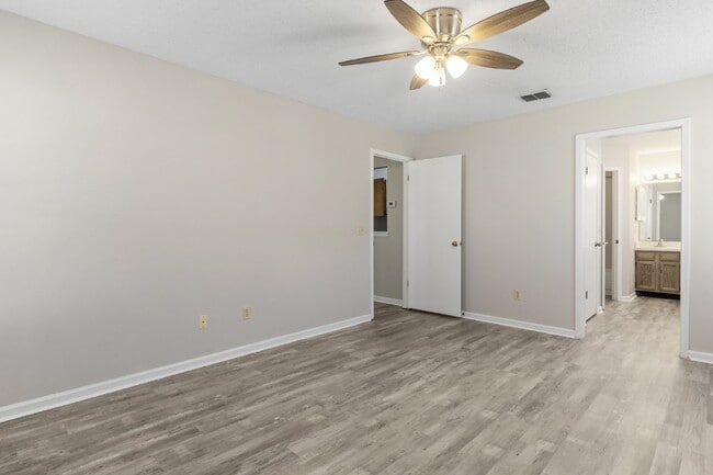 Building Photo - NEWLY RENOVATED in MANDARIN, 3-Bedroom Hom...