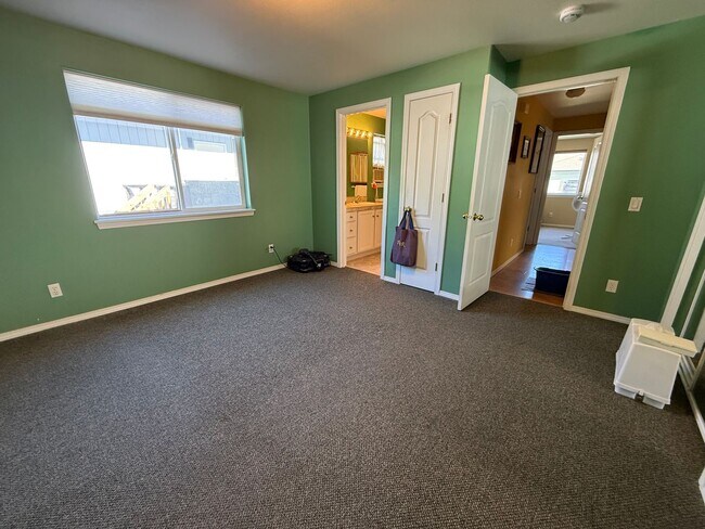 Building Photo - Spacious 4 Bed, 3 Bath Home - Terrango Glen