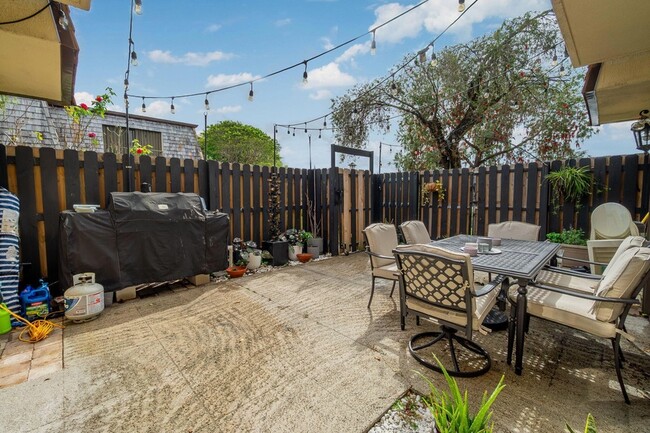 Building Photo - 393 Lake Arbor Dr