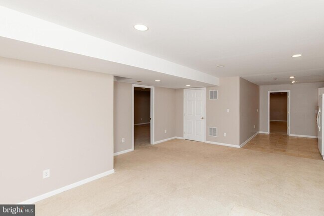 Building Photo - 6239 Willowfield Way