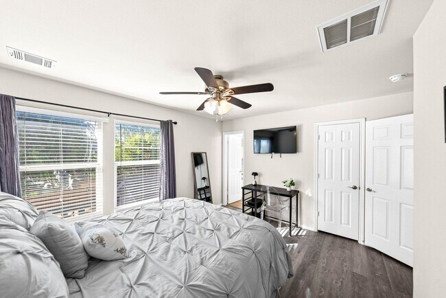 Building Photo - Downtown Home within Minutes from the Riverwalk & Alamodome ~ Large Corner Lot!