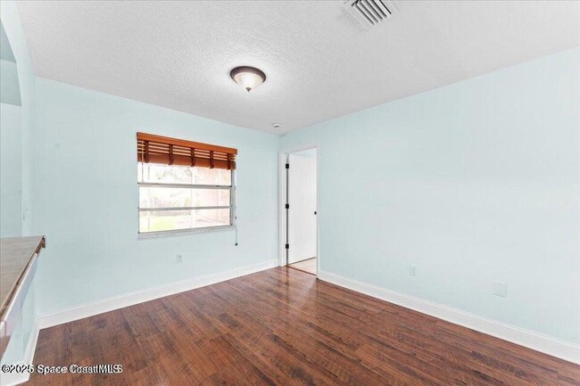 Building Photo - 1527 Spruce Rd