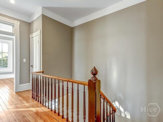 Building Photo - 208 W 35th St