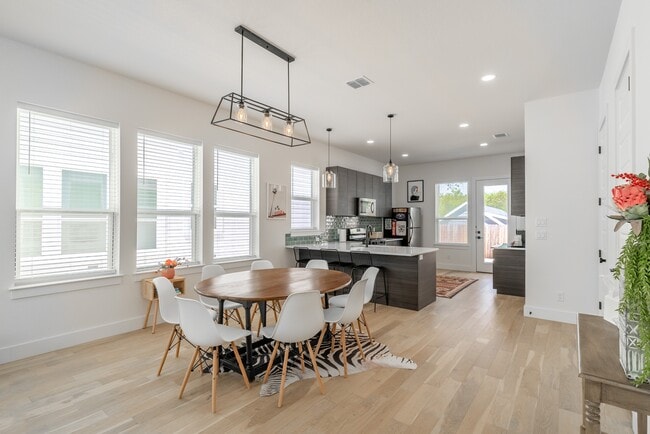 Building Photo - 719 Eleanor Ave