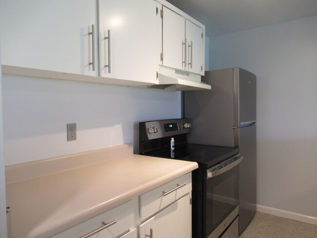 Building Photo - Ground Level, end unit one bedroom, one ba...