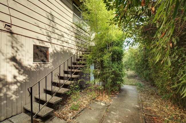 Building Photo - 2410 SW Brandon St