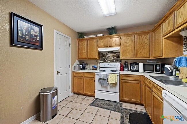 Building Photo - 3210 Raven Dr