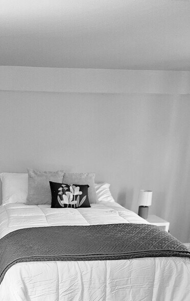 2nd bedroom on top floor - 1923 Dana Ave
