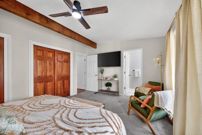 Building Photo - 5BR Retreat w/ Private Indoor Pool In Greensburg