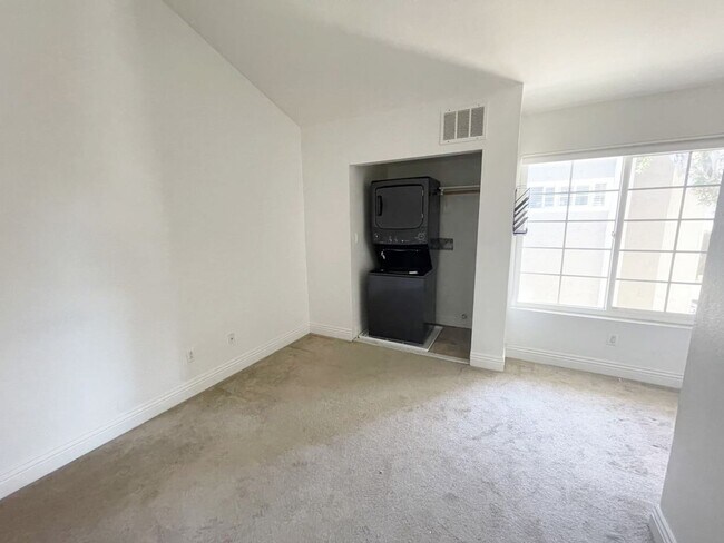 Building Photo - ***$500 off of 1st months rent***Beautiful...