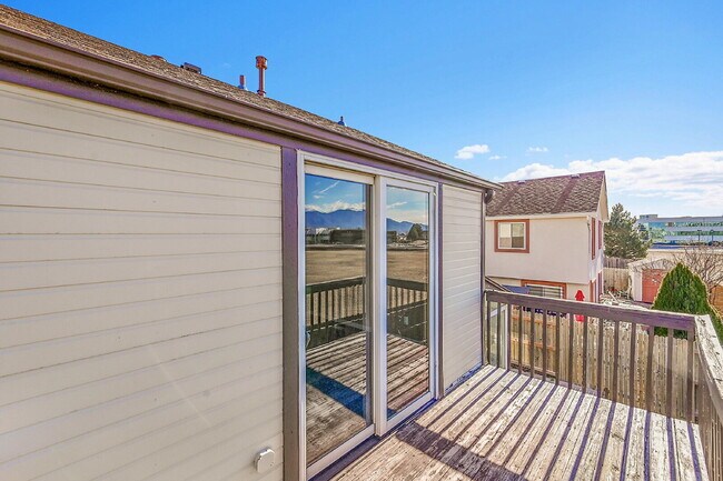 Building Photo - $1,895.00 with $300 OFF First Month's Rent, 2 Bedrooms, 1.5 Bathroom, Single Family Home in Color...