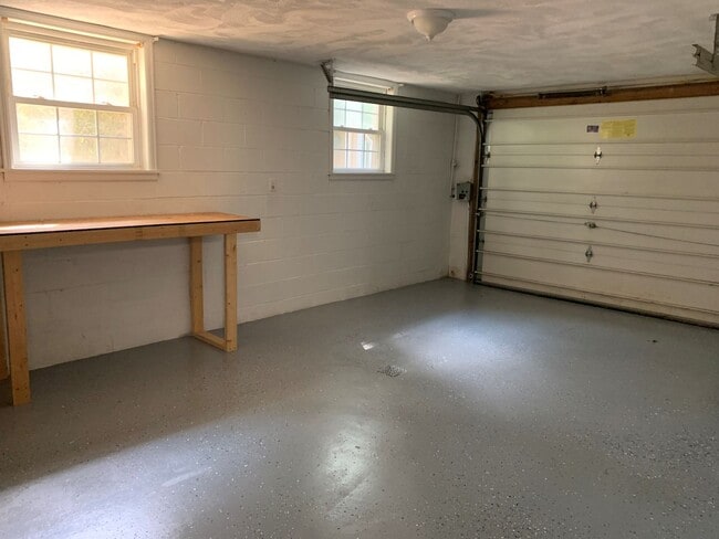 Building Photo - Split Foyer Home in Rustburg