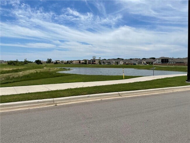 Building Photo - 609 Paddock Ln