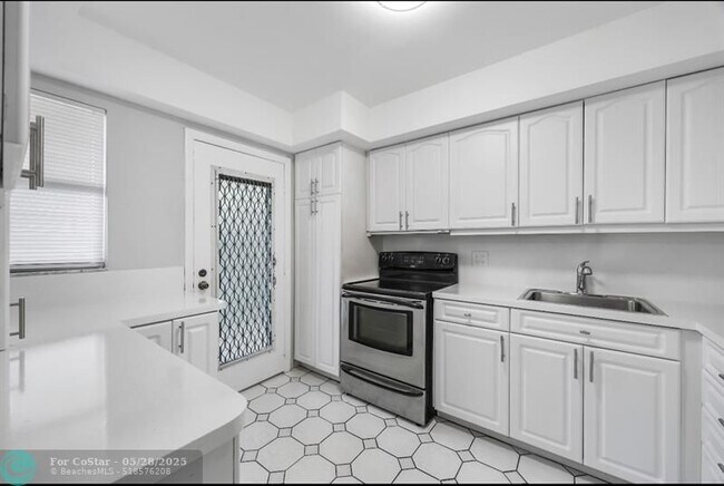 Building Photo - 6100 S Falls Cir Dr