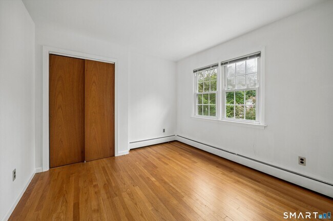 Building Photo - 32 Hollow Wood Ln