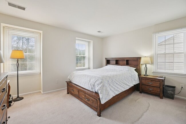 Building Photo - ocated in a sought-after community with to...