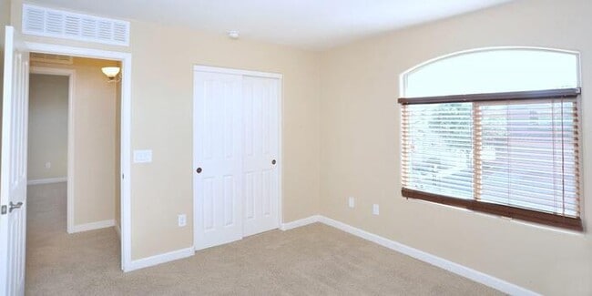 Building Photo - Amazing 2-Story Home