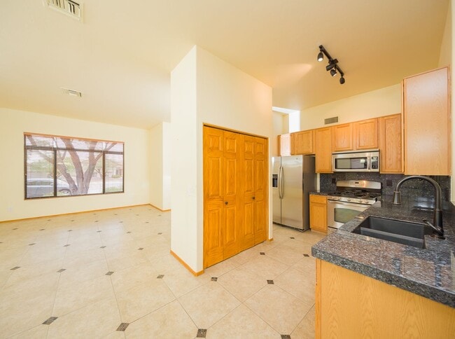 Building Photo - Beautiful Spacious NW home