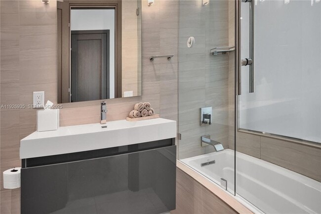 Building Photo - 5501 Pine Tree Dr