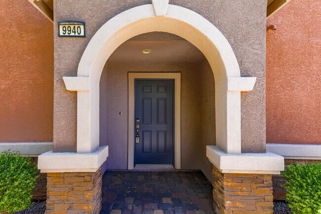 Building Photo - Beautiful 3 Bedroom Townhome With Stunning Mountain Views