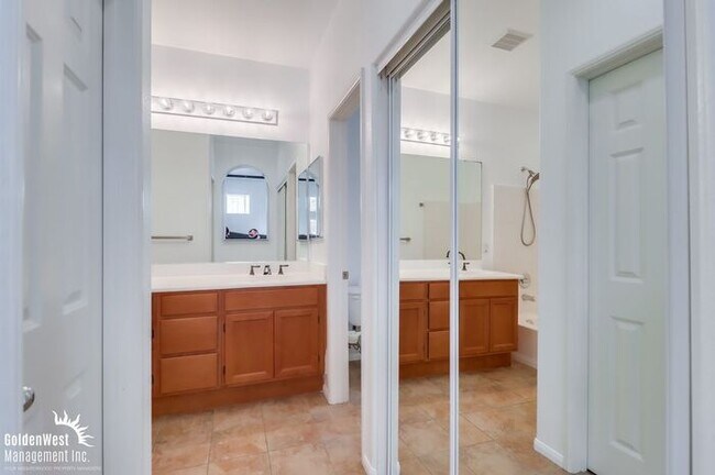 Building Photo - Charming 2Bdm 2Ba Tri-Level Condo in Otay ...