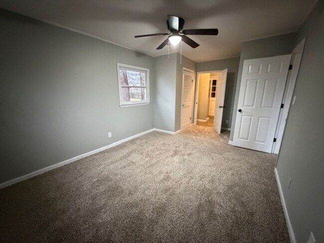 Building Photo - 4 Bedroom 2 Bath house