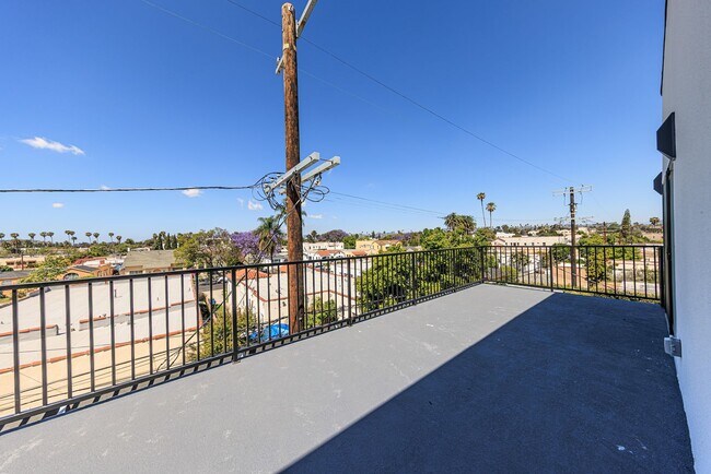 Building Photo - 2847 S Victoria Ave