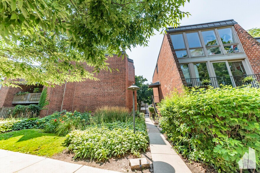 Building Photo - 2036 N Larrabee St