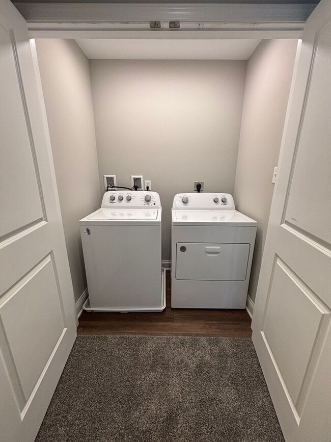Building Photo - Beautiful Townhome in Washington! - 3 Bedroom