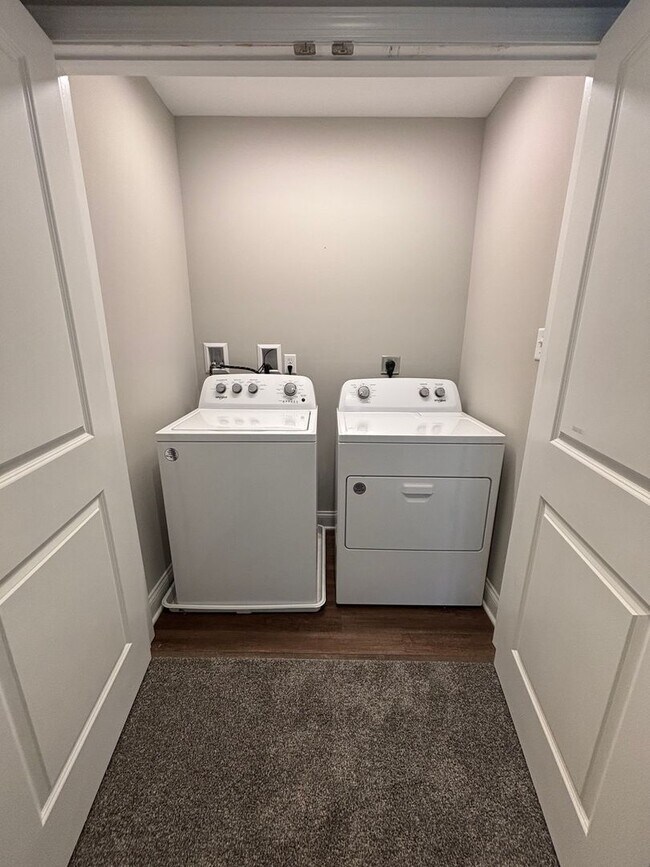 Building Photo - Stunning 3 Bed Townhome with 2 Car Garage in Washington!