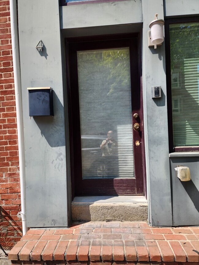 Building Photo - 4 E Henrietta St