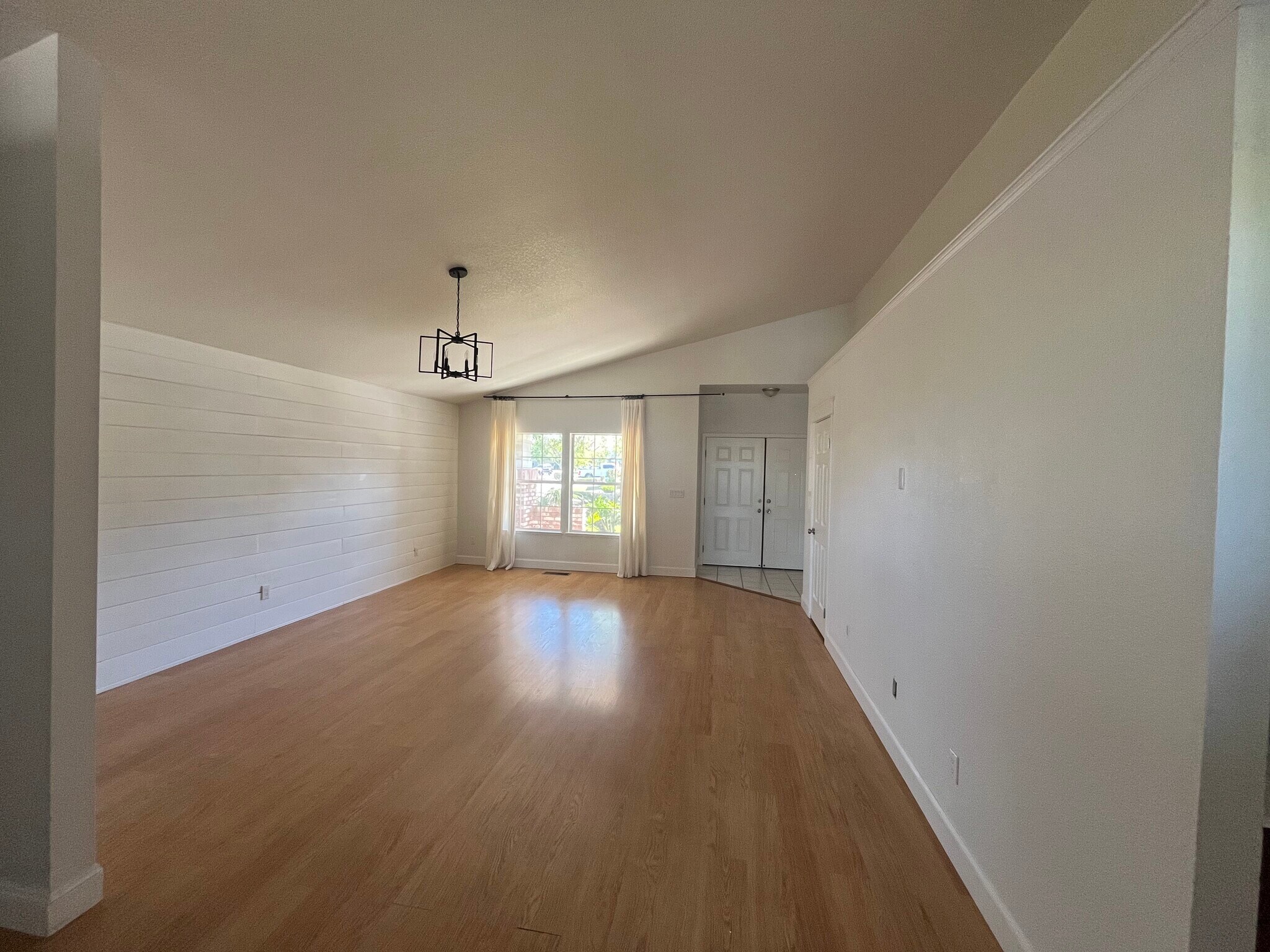 Building Photo - 705 Summer Cir