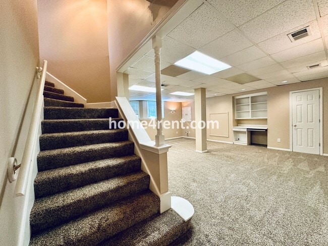 Building Photo - Beautiful, Spacious Home w/ Open Floor Pla...