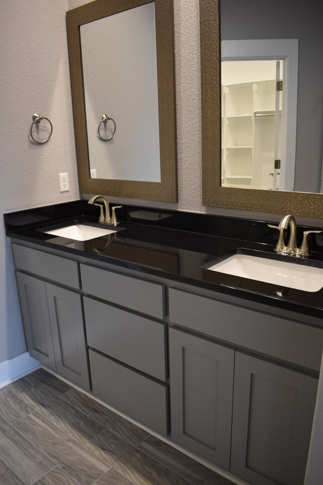 Building Photo - 4 Bedroom 3.5 Bathroom Home in the heart of Fayetteville, AR!!